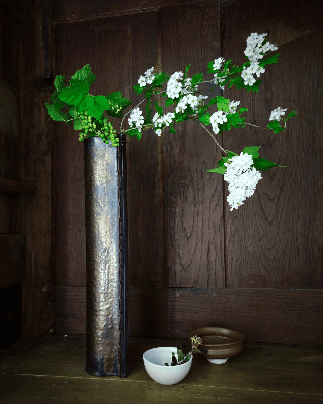 Vase en grès avec branches fleuries, céramique faite main