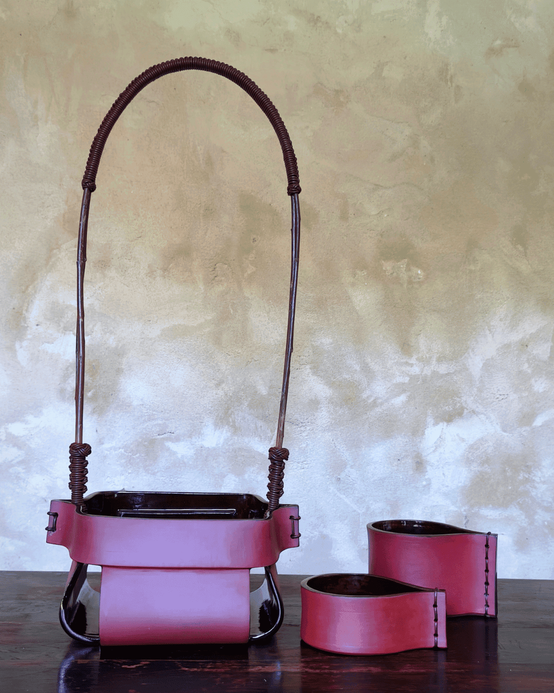 Panier en osier et céramique artisanale dans un atelier de potier