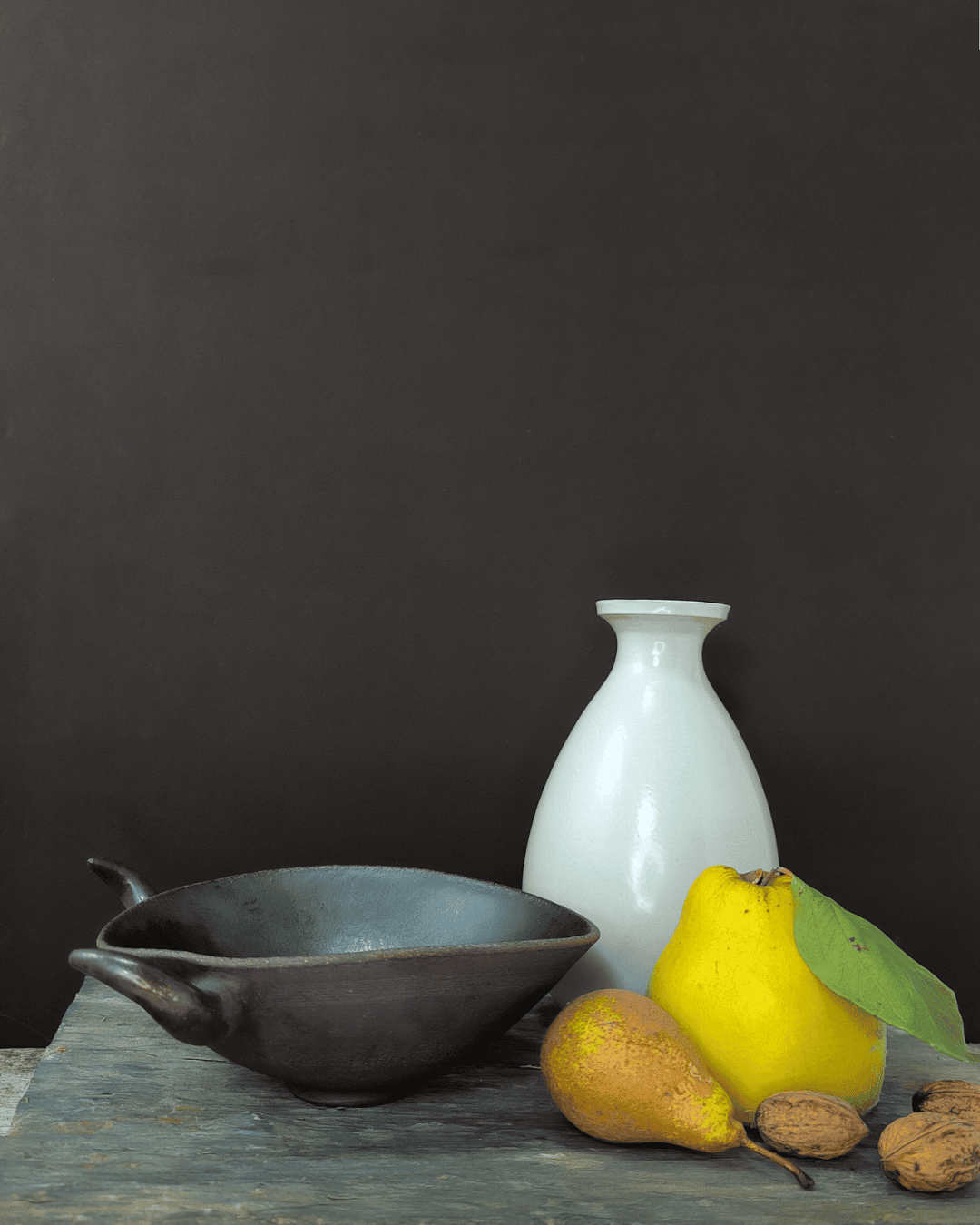 Vase en porcelaine blanche sur fond sombre