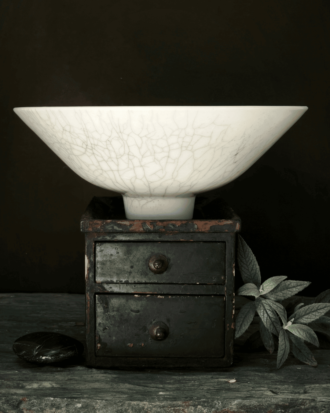 Coupe en céramique émail tenmoku sur socle
